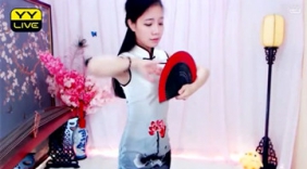 美女网友在直播间内跳起舞蹈《梨花瘦》古风古韵彰显旗袍美！