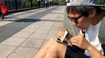 邓超真去天桥贴了 认真起来像贴膜的？