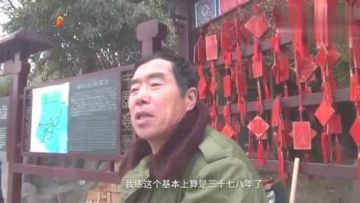 庙会牛人秀硬气功绝活 千斤磨盘覆身无压力