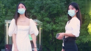 街拍：美女好闺蜜，一个白裙飘飘很淑女，一个白衫热裤个性足