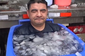 【拍客】陈光标承认冰桶挑战造假 实为泡在50度热水中