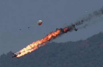 【拍客直击】兰卡威航展：两印尼飞机相撞坠毁