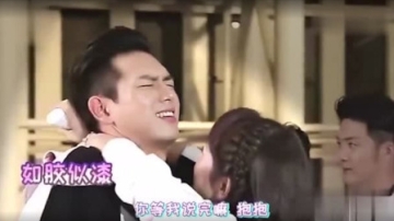 杨紫一把抱住李现要强吻，李现下意识的反应，网友瞬间不淡定了