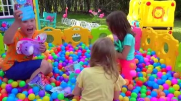 萌娃小可爱们在海洋球里玩的超开心，爸爸们还准备了好多小礼物