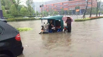 南京一夜暴雨大水围城 地铁站灌水道路被淹