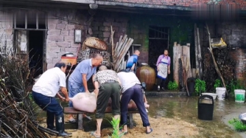 实拍农村杀猪，小伙花6300买了头350斤的正宗土猪，估计能吃两个月
