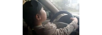 【拍客】实拍小女孩开车上大马路