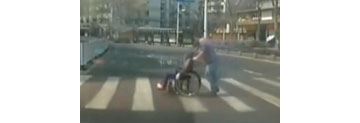 【拍客】的哥停车帮老人过马路引称赞