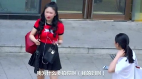 两美女街头恶搞，小伙真是有理说不清啊