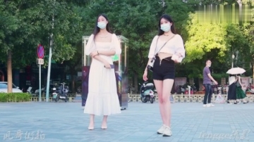 三里屯街拍美女好闺蜜，一个白裙飘飘很淑女，一个白衫热裤个性足