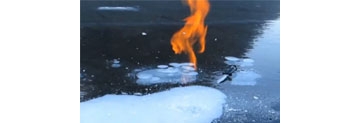 【拍客】男子冰面上凿洞点火煮咖啡 火苗噌噌窜起