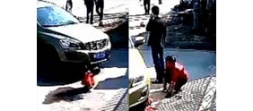 【拍客】监拍孩子独自街边玩耍惨遭碾压