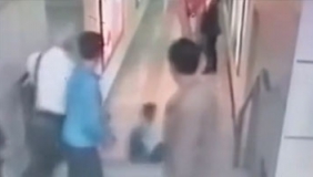 监拍逃犯地铁站内逃窜 被大叔旋风腿两次绊倒