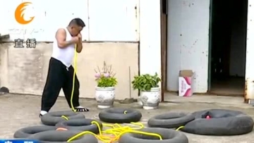 牛人有绝活 鼻孔吹轮胎