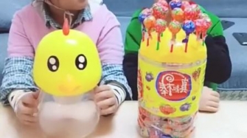 萌娃趣事：弟弟有那么多棒棒糖，一个也不给我