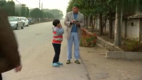 淘气儿子捡钱包，恶搞老爸，笑死人了！