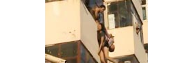 【拍客】一女子坠楼瞬间 四楼一男子拽住