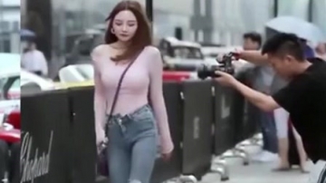 街拍美女：长得跟姚笛相似的机车小姐姐
