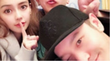 网友迪士尼偶遇Baby，黄晓明还推着小海绵