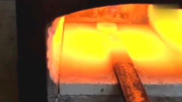 铁匠牛人现场表演钢镶铜的绝活，不懂窍门镶上就掉