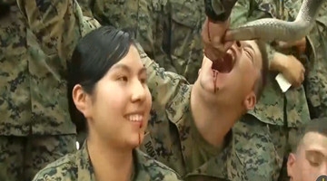 美泰联合军演上演荒野求生现实版：亲吻眼镜蛇 喝蛇血 生吃蝎子