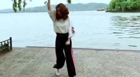 漂亮的美女记录西湖边的舞蹈，挑选了一个好位置！
