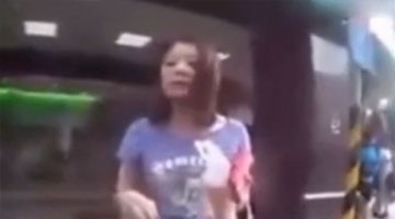 实拍女子乱丢垃圾 遭摩托男怒斥