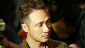 吴镇宇乘坐拉风保时捷 与好友聚餐面带倦色