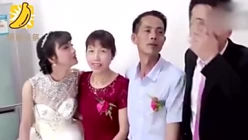 婚礼合影老丈人转头误吻新郎 俩人瞬间懵圈了