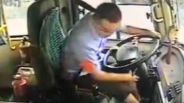 监拍：放学时间公交车在校门口自燃