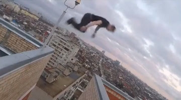 特技演员楼顶秀高难度动作！太惊险！