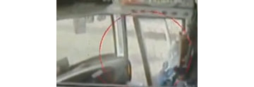 【拍客】男子抢大巴方向盘险侧翻 跳车后被撞身亡