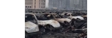 【拍客】天津滨海爆炸千余车辆焚毁成“汽车坟墓”