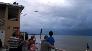 国外某地惊显UFO  世界奇闻