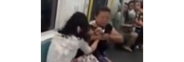 【拍客】北京地铁4号线两女大学生为抢座上演撕衣大战
