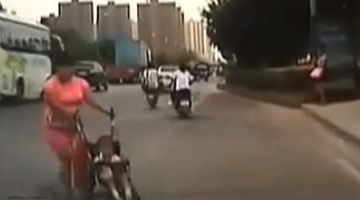 携带宝宝假摔玩“碰瓷”遇到交警演绎“苦情戏”
