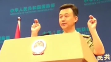 国防部发言人比兔耳手势卖萌 赞首艘国产航母有颜值更有气质