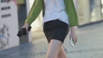 北京街拍美女，高考结束，小姐姐连走路都霸气起来了！
