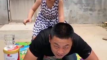 童年趣事：萌娃在家坐人工摇摇车！