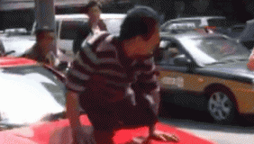 北京三轮摩托车杠上奔驰女司机 残疾车主竟........