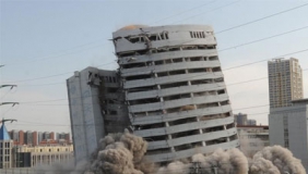 【拍客】实拍湖北地标被爆破瞬间 18层高楼6秒内垮掉