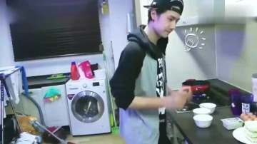 王一博冷酷腼腆那都是假象，真实的一博就是个奶精