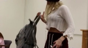 安静的图书馆响起了比伯的歌声，妹子笑得好可爱！