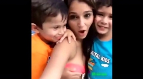 熊孩子和美女姐姐拍自拍，这小手再乱放 姐姐不要跟你们玩了