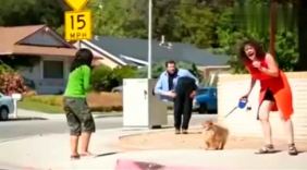 国外恶搞 被切成两半的人的恶作剧 拿着假腿恶搞路人 恶作剧