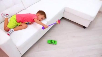 萌娃小可爱可真是厉害呢！小家伙用魔法棒把哥哥和他的玩具车一起变得好小呀！