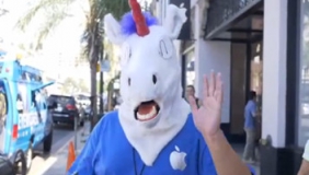 当老外遇到“化妆”成iPhone X的国产手机