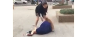 【拍客】常州女子街头暴打小三 扯头发逼其下跪