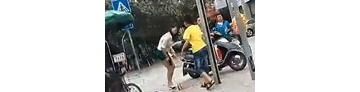 【拍客】实拍男孩追打少妇 疑因电动车擦碰