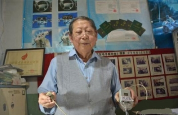 【拍客】七旬老人造防酒驾神器 蜗居陋室倾尽工资